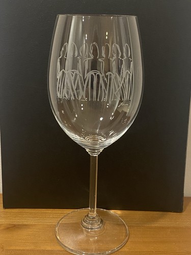 Riedel wine engraved sitting - engraved,